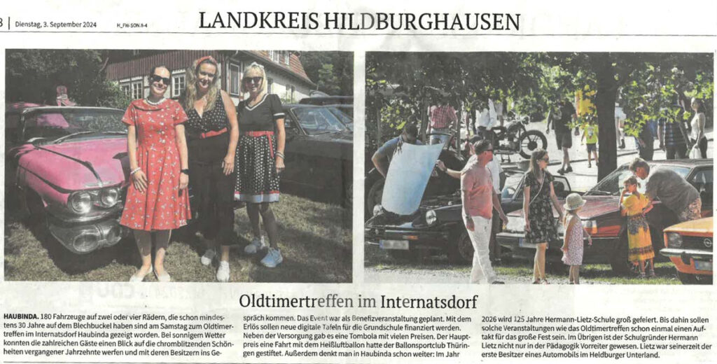 Drei Frauen in bunter Kleidung und Retro-Look vor klassischen Autos.