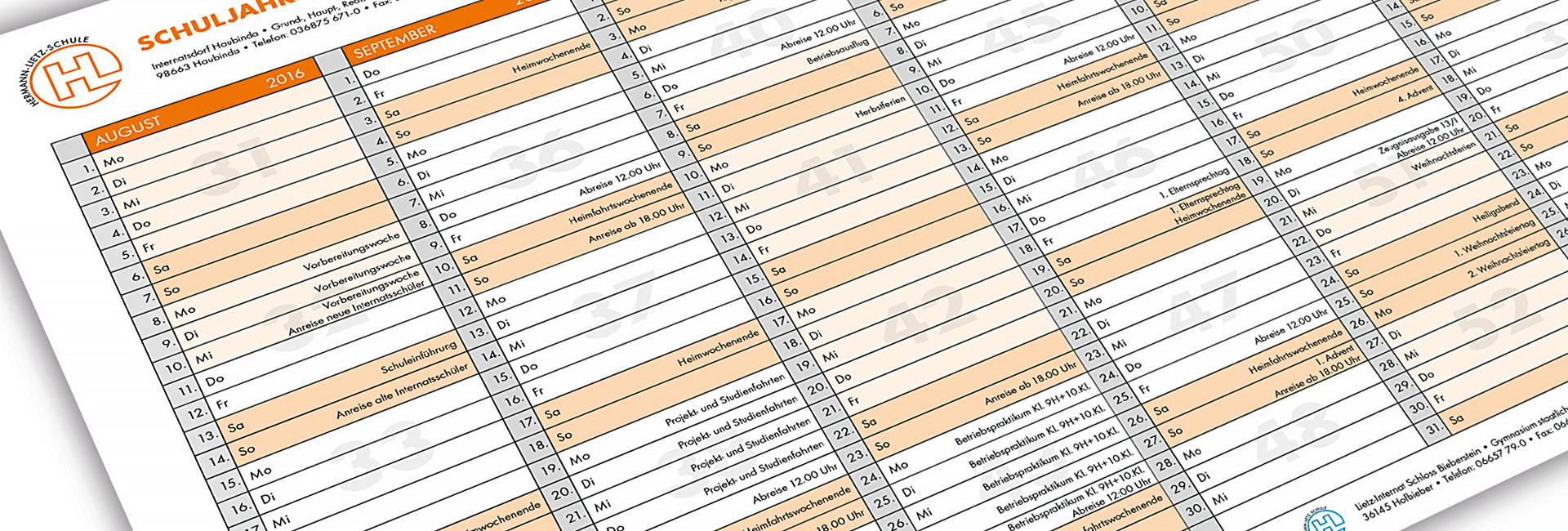 Ein deutscher Schulkalender mit farbig hervorgehobenen Feiertagen und Wochenenden.