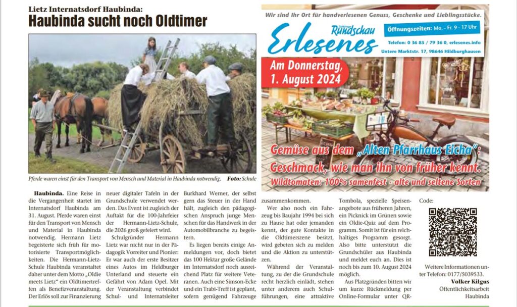 Eine Gruppe Menschen lädt Heu auf einen Wagen mit Pferd davor, lächelnd und idyllisch.