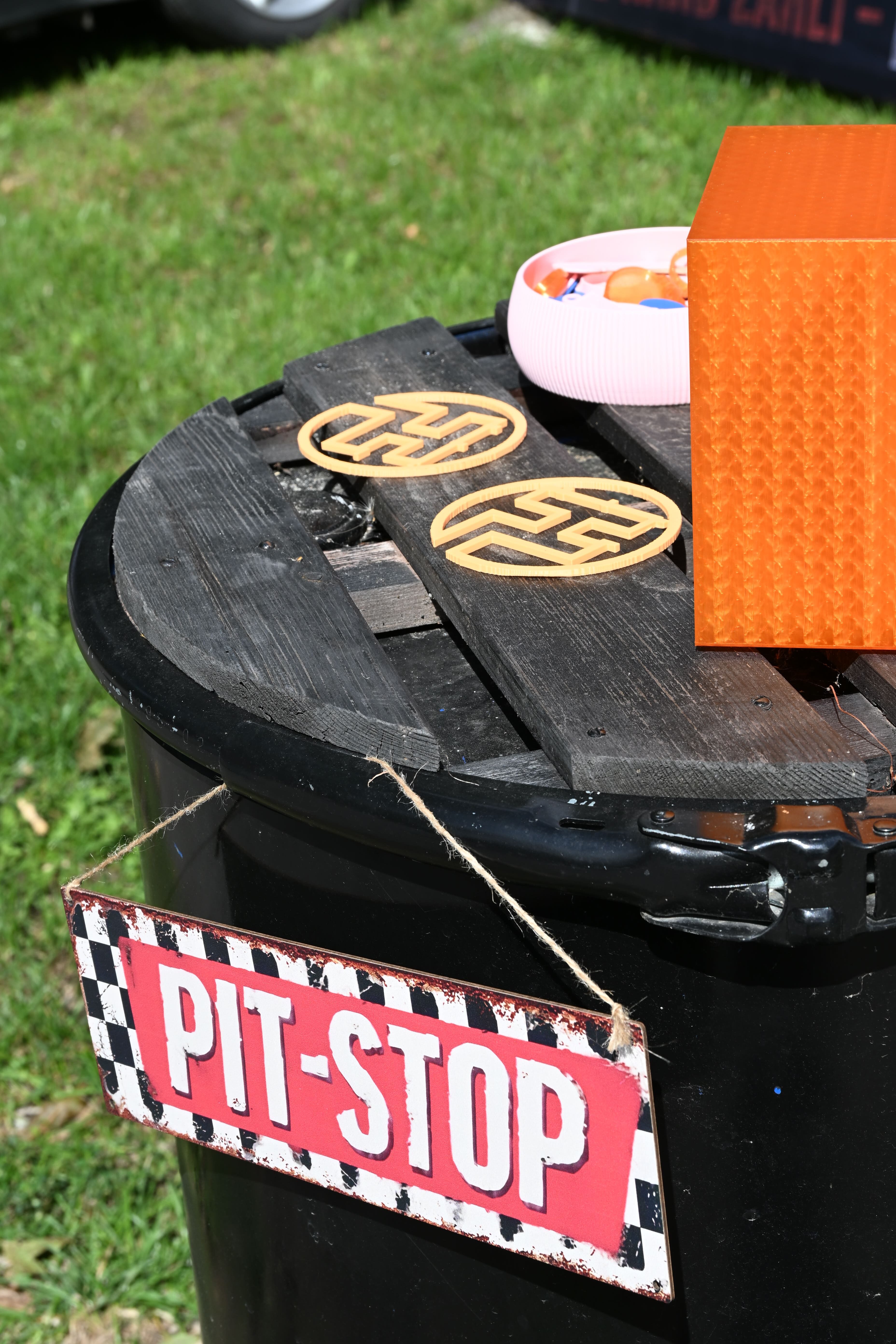 Rennsport Dekoration mit rotem Pit Stop Schild und Holzelementen auf Rasen