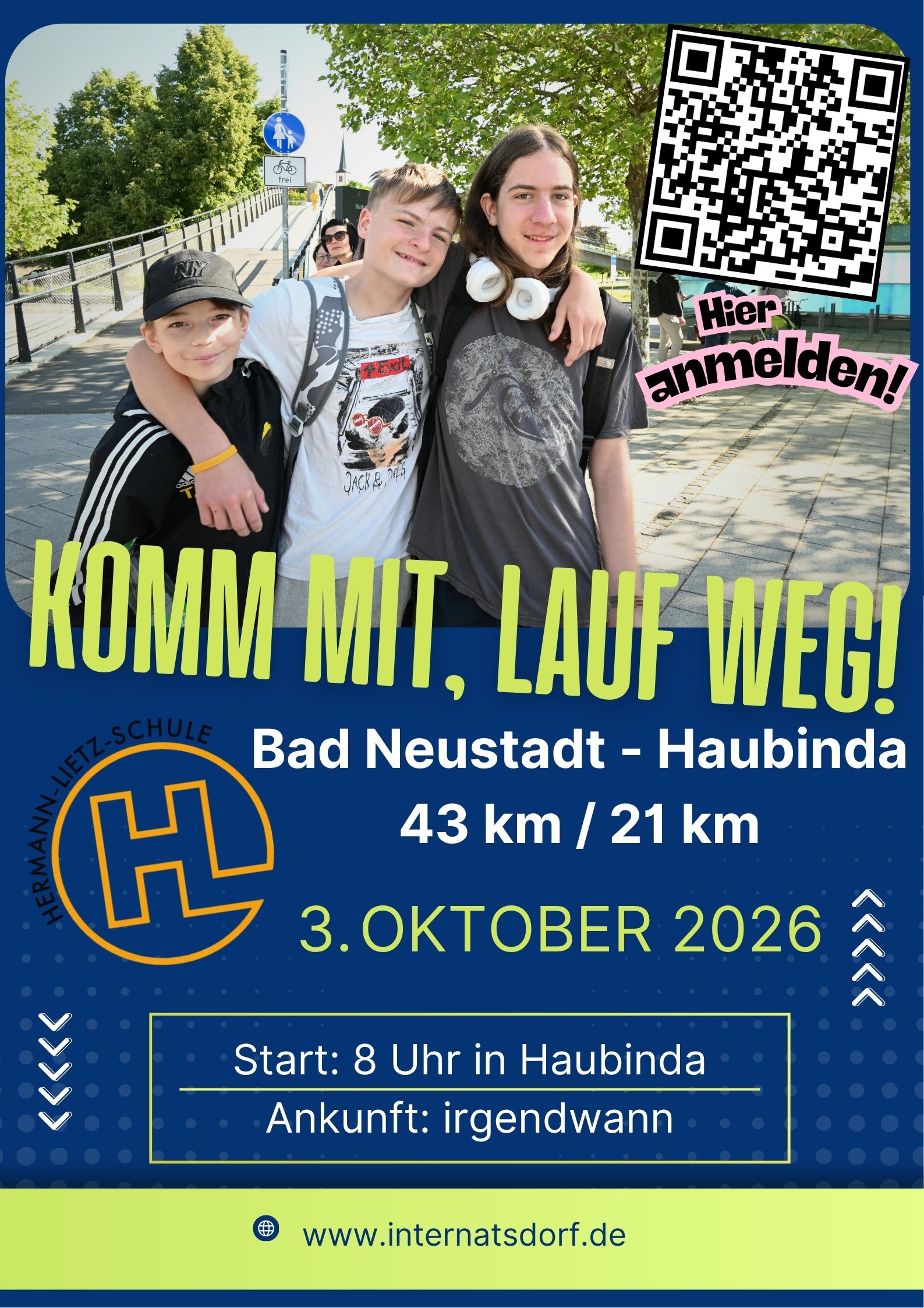 Drei laechelnde Jugendliche stehen Arm in Arm auf einer sonnigen Bruecke