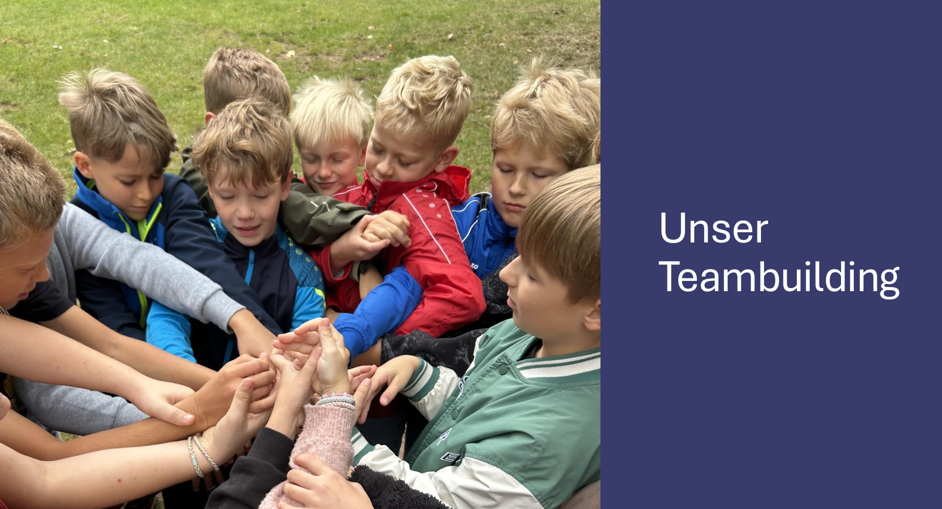 Eine Gruppe konzentrierter Kinder legt beim Teambuilding ihre Haende zusammen